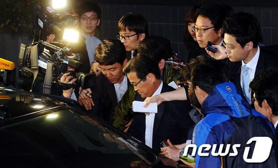 본문 이미지 - 김용판 전 서울지방경찰청장이 22일 새벽 서울 서초동 서울중앙지검에서 소환조사를 마치고 귀가하며 서초경찰서 사복경찰들로 추정되는 인물들에게 경호를 받고 있다.  © News1   양동욱 기자