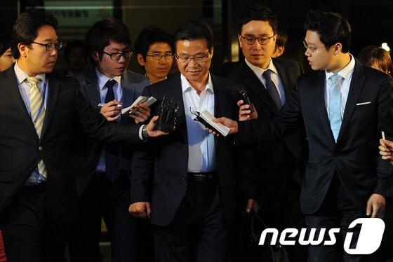 본문 이미지 - 김용판 전 서울지방경찰청장(가운데). © News1 양동욱 기자