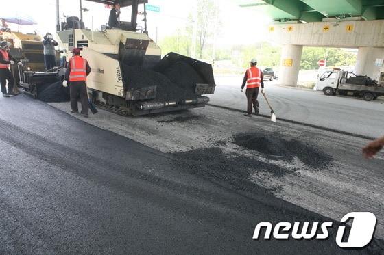 본문 이미지 - 아스콘 시공 (사진은 기사내용과 관련 없음) (뉴스1DB) 