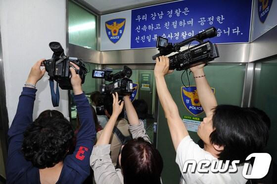 본문 이미지 - 22일 새벽 가수 손호영씨가 조사를 받았던 서울 강남경찰서에 취재진들이 모여 있다. /뉴스1 © News1 
