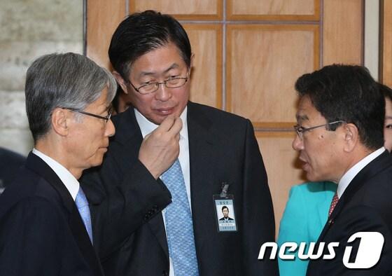 본문 이미지 - 22일 오전 서울 여의도 국회 귀빈식당에서 열린 당정회의에서 국회 산업통상자원위 여상규 새누리당 간사(왼쪽)와 윤상직 산업통상부장관, 조환익 한국전력사장이 밀양 송전탑 건설 문제에 대해 논의하고 있다. 2013.5.22/뉴스1 © News1 송원영 기자