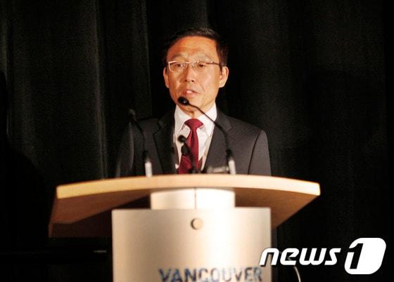 본문 이미지 - 김기남 삼성디스플레이 사장이 캐나다 벤쿠버에서 열린 SID에서 기조강연을 하고 있다.(삼성디스플레이 제공)© News1 