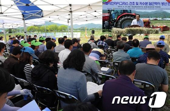 본문 이미지 - 전남도농업기술원이 개최한 동계 사료작물 건초생산 연시회 모습./사진제공=전남도농업기술원© News1 