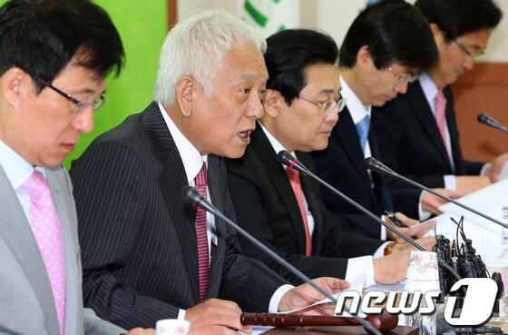 본문 이미지 - 민주당 김한길 대표가 22일 오전 서울 영등포 민주당사에서 열린 최고위원회의에서 모두발언을 하고 있다. 2013.5.22/뉴스1 © News1 오대일 기자