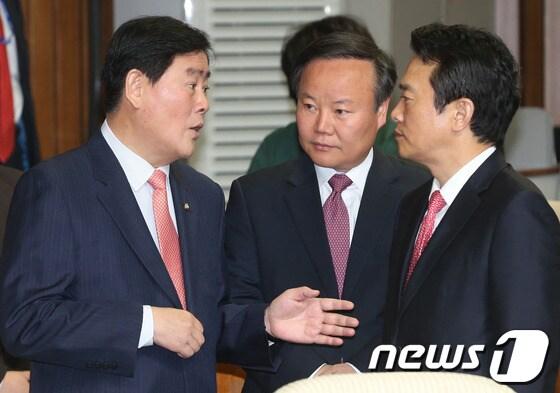 본문 이미지 - 최경환 새누리당 원내대표와 남경필 의원, 김재원 전략기획본부장이 22일 오전 서울 여의도 국회에서 열린 최고중진회의에서 대화를 하고 있다. 2013.5.22/뉴스1 © News1 송원영 기자