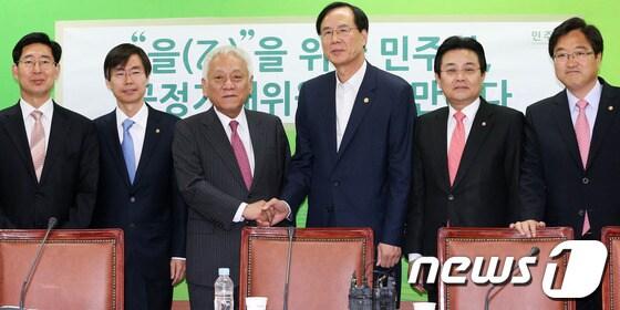 본문 이미지 - 민주당 김한길 대표가 22일 오전 서울 영등포 민주당사에서 열린 공정거래위원회 업무보고 간담회에서 노대래 공정거래위원장과 악수를 나누고 있다. 2013.5.22/뉴스1 © News1 오대일 기자