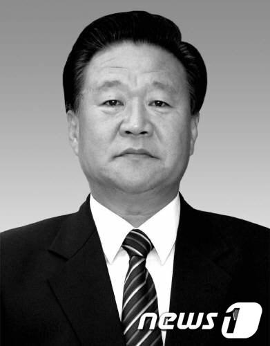본문 이미지 - 북한 김정은 국방위원회 제1위원장의 중국 특사로 22일 오전 평양을 출발해 방중한 것으로 알려진 최룡해 인민군 총정치국장. 2013.5.22/뉴스1 © News1   