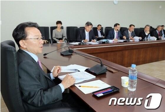 본문 이미지 - 전북도는 22일 오전 9시 세종정부청사에서 김완주 도지사와 각 실·국장이 참석한 가운데 &#39;2014년 국가예산 확보 전략회의&#39;를 열고 정부의 세출 구조조정에 대응한 국가예산 확보 전략을 논의했다.&#40;전북도 제공&#41; © News1   김춘상 기자