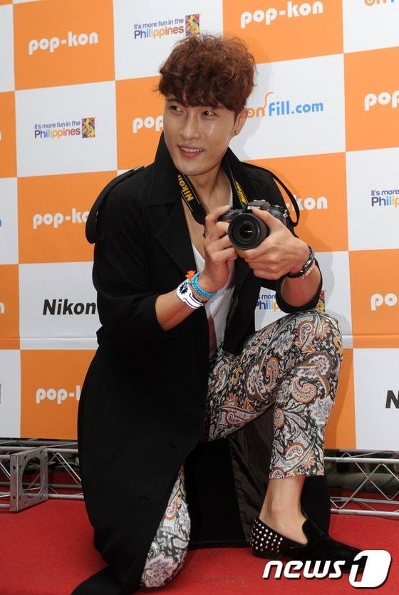 본문 이미지 - 지난달 22일 서울 용산구 파티세엘에서 열린 연예인 사진 동호회 '팝콘' 창단식에서 개그맨 김기수씨가 포즈를 취하고 있다. /뉴스1 © News1 손형주 기자