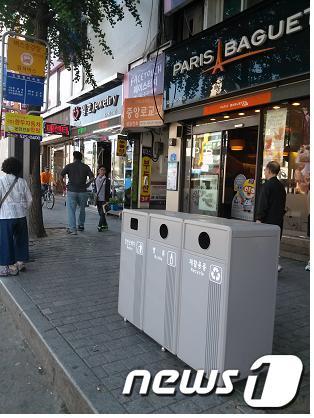 본문 이미지 - 대전 중구가 지난해 으능정이 거리에 설치한 쓰레기통. © News1 