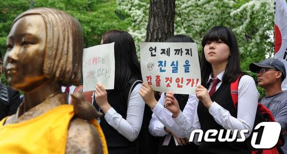 본문 이미지 - 22일 서울 종로구 중학동 일본대사관 앞에서 열린 1075차 일본군 위안부 문제 해결을 위한 정기수요집회에서 학생들이 피켓을 들고 있다.2013.5.8/뉴스1 © News1 윤선미 인턴기자