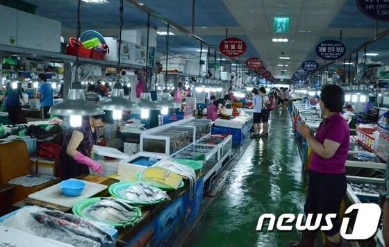 본문 이미지 - 여수수산시장 전경 © News1 김상렬 기자