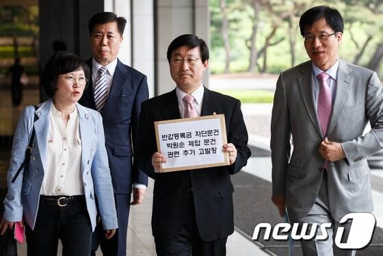 본문 이미지 - 민주당 의원들이 22일 불법정치개입 의혹을 받고 있는 원세훈 전 국정원장 등을 추가 고발하기 위해 서울중앙지검에 들어서고 있다. 2013.5.22/뉴스1 © News1 유승관 기자