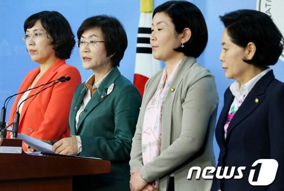 본문 이미지 - 국회 여성가족위원회 김상희 위원장과 여야 의원 들이 22일 오후 서울 여의도 국회 정론관에서 가진 기자회견에서 일본의 일본군 위안부 문제에 대한 역사왜곡 중단과 아베 총리의 사과를 촉구하고 있다. (왼쪽부터) 김현숙 의원, 김 위원장, 김희정 의원, 류지영 의원. 2013.5.22/뉴스1 © News1 오대일 기자