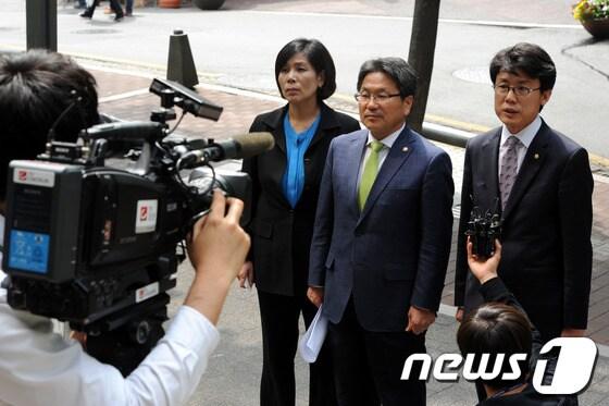 본문 이미지 - 민주당 최민희(왼쪽부터), 강기정, 진성준 의원이 22일 오후 서울 중구 TV조선 본사에서 5·18 왜곡보도에 대한 항의 방문 전 취재진의 질의에 답하고 있다. 민주당은 5·18 광주민주화운동에 대해 '북한 특수부대 개입설'을 보도한 TV조선의 '장성민의 시사탱크', 채널A의 '김광현의 탕탕평평' 폐지와 관련자 징계를 요구했다. 2013.5.22/뉴스1 © News1 안은나 기자
