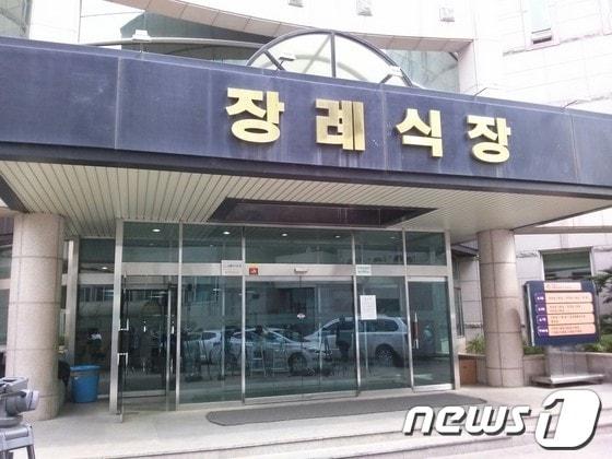 본문 이미지 - 손호영씨와 교제한 윤씨의 빈소가 마련돼 있는 강남구 삼성동 소재의 장례식장. © News1 