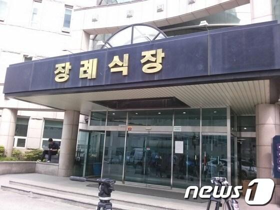 본문 이미지 - 손호영씨와 교제한 윤모씨의 빈소가 마련돼 있는 강남구 삼성동 장례식장.© News1 이문현 기자
