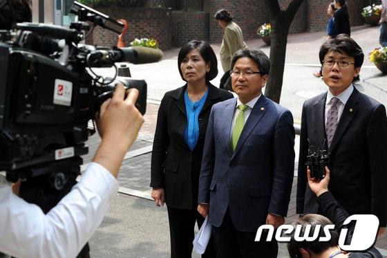 본문 이미지 - 민주당 최민희(왼쪽부터), 강기정, 진성준 의원이 22일 오후 서울 중구 TV조선 본사에서 5·18 왜곡보도에 대한 항의 방문 전 취재진의 질의에 답하고 있다. 민주당은 5·18 광주민주화운동에 대해 '북한 특수부대 개입설'을 보도한 TV조선의 '장성민의 시사탱크', 채널A의 '김광현의 탕탕평평' 폐지와 관련자 징계를 요구했다. 2013.5.22/뉴스1 © News1 안은나 기자