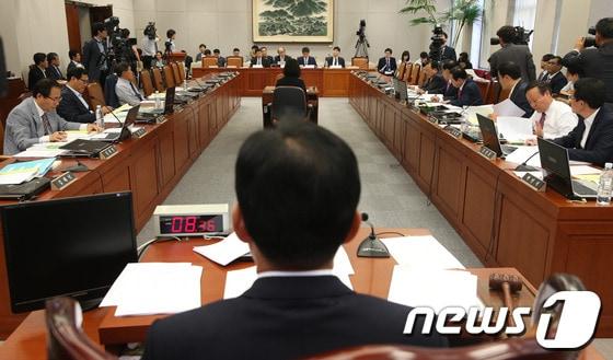 본문 이미지 - 국회 정치쇄신특별위원회 전체회의 2013.5.22/뉴스1 © News1 송원영 기자