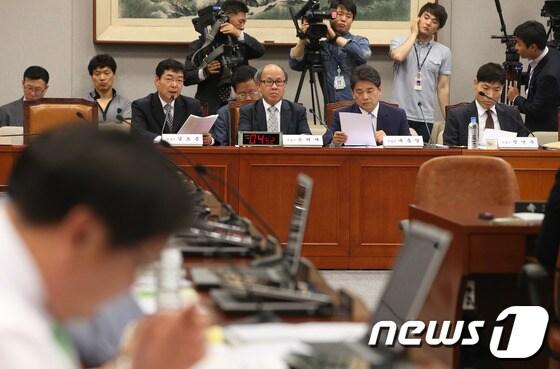 본문 이미지 - 22일 오후 서울 여의도 국회 정치쇄신특별위원회에서 '지방선거 정당공천제 폐지'를 주제로 공청회가 열리고 있다. 공청회에는 김도종 명지대 교수와 육동일 충남대 교수가 정당공천 폐지 찬성토론 패널로, 정연주 성신여대 교수와 손혁재 수원시정연구원장이 반대토론 패널로 각각 나선다. 2013.5.22/뉴스1 © News1 송원영 기자