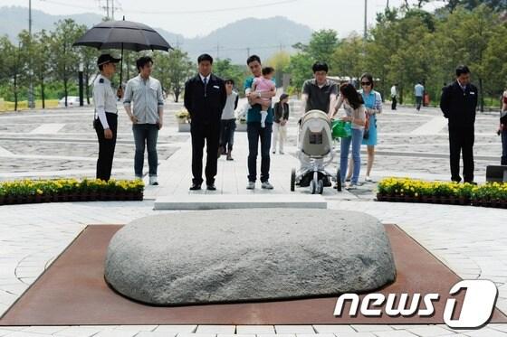 본문 이미지 - 고 노무현 전 대통령 4주기를 하루 앞둔 22일 오후 김해 봉하마을 노무현 전 대통령 묘역에 추모객들이 참배를 하고 있다. 2013.5.22/뉴스1 © News1 전혜원 기자
