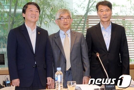 본문 이미지 - 안철수 무소속 의원이 22일 오후 서울 마포구 서교동 창비 서교빌딩에서 싱크탱크 성격의 정책네트워크 '내일' 창립 계획을 발표 후 '내일'의 이사장을 맡은 최장집 명예교수(왼쪽 두번째)와 소장을 맡은 장하성 전 안철수 대선캠프 국민정책본부장(왼쪽 세번째)과 나란히 서 있다. 2013.5.22/뉴스1 © News1 손형주 기자
