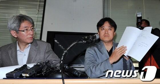 본문 이미지 - 김용진 뉴스타파 대표(왼쪽), 최승호 PD가 22일 오후 서울 중구 한국언론회관 전국언론노동조합 대회의실에서 뉴스타파-ICIJ '조세피난처 프로젝트' 공동취재 1차 결과물 발표 기자회견을 하고 있다. 뉴스타파는 ICIJ와 공동 취재결과 조세피난처 페이퍼컴퍼니를 설립한 한국인 245명을 발견, 이중 1차 명단으로 이수영 OCI회장과 부인 김경자 OCI 미술관 관장, 조중건 전 대한항공 부회장의 부인 이영학씨, 조욱래 DSDL 회장(조석래 효성그룹 회장 막내동생)과 장남 조현강씨를 발표했다. 2013.5.22/뉴스1 © News1 박세연 기자