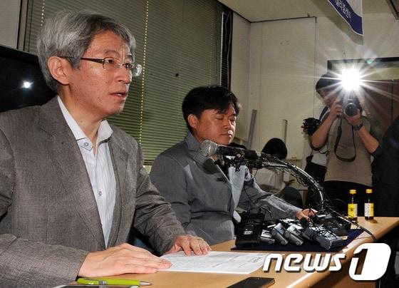 본문 이미지 - 김용진 뉴스타파 대표(왼쪽), 최승호 PD가 22일 오후 서울 중구 한국언론회관 전국언론노동조합 대회의실에서 뉴스타파-ICIJ '조세피난처 프로젝트' 공동취재 1차 결과물 발표 기자회견을 하고 있다. 뉴스타파는 ICIJ와 공동 취재결과 조세피난처 페이퍼컴퍼니를 설립한 한국인 245명을 발견, 이중 1차 명단으로 이수영 OCI회장과 부인 김경자 OCI 미술관 관장, 조중건 전 대한항공 부회장의 부인 이영학씨, 조욱래 DSDL 회장(조석래 효성그룹 회장 막내동생)과 장남 조현강씨를 발표했다. 2013.5.22/뉴스1 © News1   박세연 기자