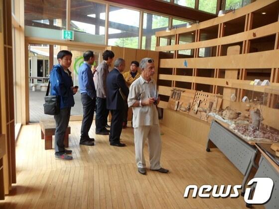 본문 이미지 - 알제리 대표단은 21일 횡성군 청태산자연휴양림과 숲체원을 찾았다 © News1 