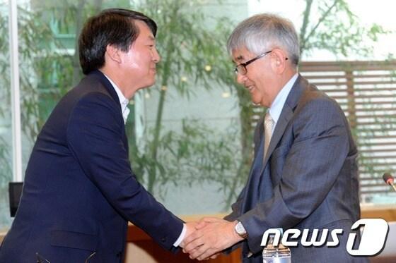 본문 이미지 - 안철수안철수 무소속 의원이 지난 5월 22일 오후 서울 마포구 서교동 창비 서교빌딩에서 싱크탱크 성격의 정책네트워크 '내일' 창립 계획을 발표 후 '내일'의 이사장을 맡은 최장집 명예교수와 악수를 나누고 있다. 2013.5.22/뉴스1 © News1   손형주 기자