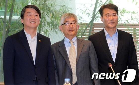 본문 이미지 - 안철수 무소속 의원이 22일 오후 서울 마포구 서교동 창비 서교빌딩에서 싱크탱크 성격의 정책네트워크 '내일' 창립 계획을 발표 후 '내일'의 이사장을 맡은 최장집 명예교수(왼쪽 두번째)와 소장을 맡은 장하성 전 안철수 대선캠프 국민정책본부장(왼쪽 세번째)과 나란히 서 있다. 2013.5.22/뉴스1 © News1 손형주 기자