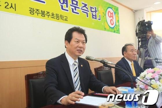 본문 이미지 - 서남수 교육부 장관이 22일 광주 봉주초등학교에서 열린 행복교육 공감토크 ‘현문즉답’에 참석해 이 지역 학생, 학부모, 교사, 교육단체 관계자들과 교육현장의 목소리를 나눴다. 2013.5.22/뉴스1 © News1 김태성 기자