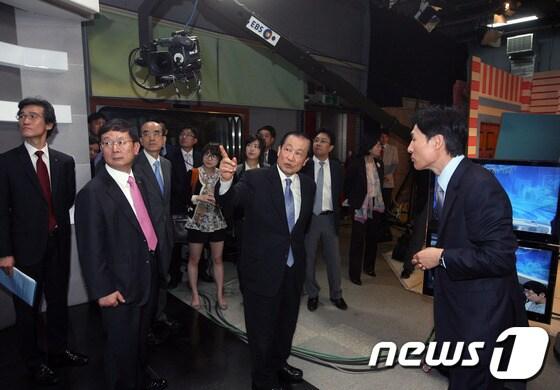 본문 이미지 - 이경재 방통위원장(가운데)이 EBS 방송센터를 둘러보고 있다(사진=방통위)© News1  