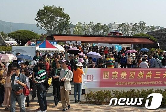 본문 이미지 - 22일 중국 상하이 관광객 1200여 명이 5만t급 크루즈선 스타호를 타고 입국해 정원박람회장를 관람했다.© News1 서순규 기자 