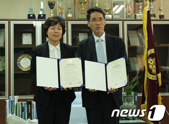 본문 이미지 - 공주영명고등학교 이기서 교장(오른쪽)과 대전지방보훈청 박선규 보훈과장© News1 