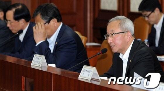 본문 이미지 - 현오석 경제부총리가 22일 오후 서울 세종로 정부서울청사에서 열린 경제관계장관회의에서 모두발언을 하고 있다. 2013.5.22/뉴스1 © News1   허경 기자