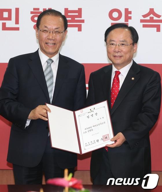 본문 이미지 - 황우여 새누리당 대표가 지난 5월 22일 오후 서울 여의도 새누리당사에서 이주영 여의도연구소장에게 임명장을 수여하고 있다. 2013.5.22/뉴스1 © News1 송원영 기자