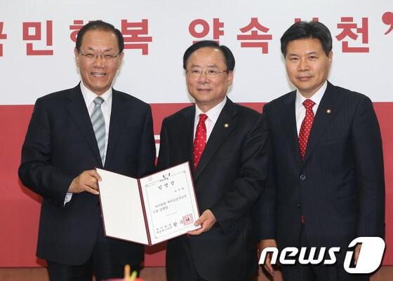 본문 이미지 - 황우여 새누리당 대표가 22일 오후 서울 여의도 새누리당사에서 이주영 여의도연구소장에게 임명장을 수여하고 있다. 사진 오른쪽은 홍문종 사무총장. 2013.5.22/뉴스1 © News1 송원영 기자