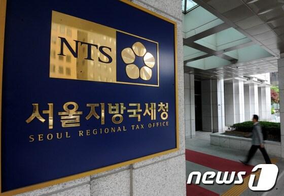 본문 이미지 - CJ 그룹의 비자금 조성 의혹을 수사하고 있는 검찰이 세무 조사 자료 확보를 위해 22일 서울지방국세청 조사4국을 압수수색했다고 밝혔다. 사진은 22일 오후 서울 종로구 서울지방국세청. 2013.5.22/뉴스1 © News1   박세연 기자