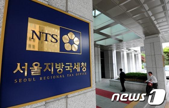 본문 이미지 - CJ 그룹의 비자금 조성 의혹을 수사하고 있는 검찰이 세무조사 자료 확보를 위해 22일 서울지방국세청 조사4국을 압수수색했다. 2013.5.22/뉴스1 © News1 박세연 기자