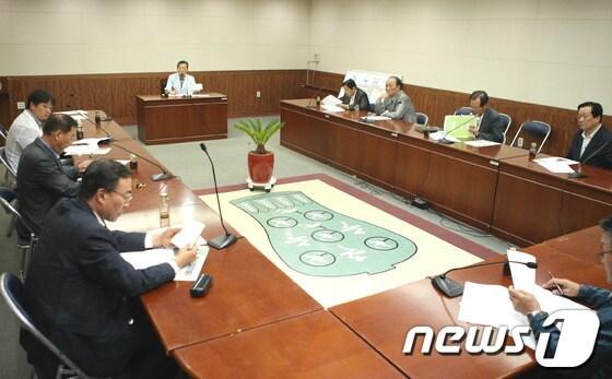 본문 이미지 - 강진군 향토축제추진위원회 상임위원회 위원들이 지난 21일 군청 소회의실에서 제 41회 강진청자축제 추진상황과 향후 추진뱡향에 대해 논의했다. © News1 
