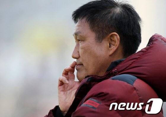 본문 이미지 - 최진한 경남FC 감독(경남FC 제공).© News1  