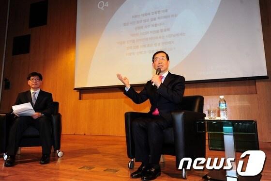 본문 이미지 - 박원순 서울시장이 22일 오후 서울 관악구 서울대학교 법과대학 100주년기념관에서 이 대학 자유전공학부 1학년 학생에게 '원순씨, 청춘에 답하다'란 주제로 특강을 하고 있다. 2013.5.22/뉴스1 © News1   한재호 기자