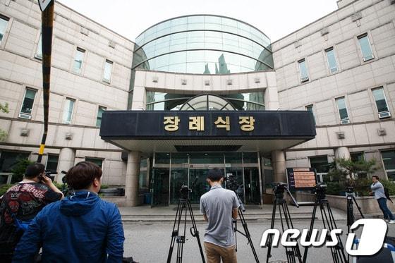 본문 이미지 - 손호영씨의 여자친구인 윤모씨 빈소가 마련돼 있는 서울 강남구 삼성동의 한 장례식장. © News1 유승관 기자