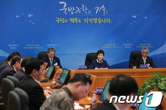 본문 이미지 - 박근혜 대통령이 22일 오전 대전 국방과학연구소(ADD)를 방문, 업무보고를 받고 있다. (청와대 제공) 2013.5.22/뉴스1 © News1 박철중 기자