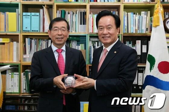 본문 이미지 - 박원순 서울시장(왼쪽)과 이병석 대한야구협회장이 22일 서울시청서 만나 아마추어 야구 현안을 논의하는 간담회를 개최했다.© News1  