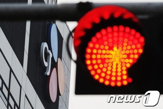 본문 이미지 - 22일 서울 중구 남대문로 CJ그룹 본사 앞 신호등에 적신호가 켜졌다. © News1 허경 기자