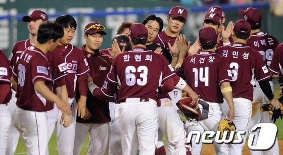 본문 이미지 - 22일 오후 서울 잠실야구장에서 열린 ‘2013 한국야쿠르트 세븐프로야구’ 두산베어스와 넥센히어로즈의 경기에서 8대4 승리를 거둔 넥센 선수들이 경기종료후 하이파이브를 나누고 있다.2013.5.22/뉴스1 © News1 이동원 기자