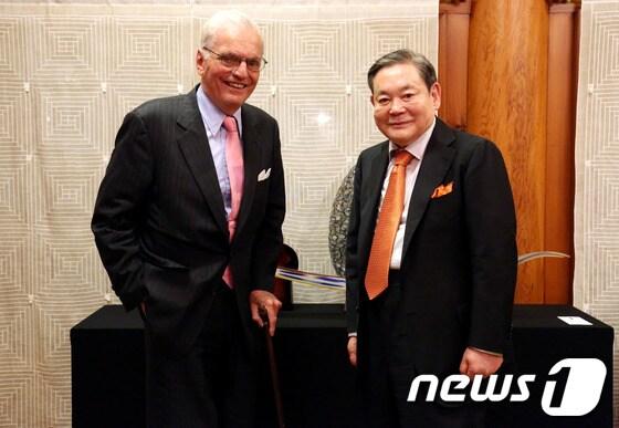 본문 이미지 - 삼성전자 이건희 회장이 지난 5월 22일 저녁 서울 이태원동 승지원에서 제임스 호튼(James Houghton) 코닝社 명예회장을 만나 기념촬영을 하고 있다. 이 자리에서 이건희 회장과 호튼 회장은 삼성과 코닝간의 협력 관계 증진 방안에 대해 협의했다. (삼성전자 제공) 2013.5.23/뉴스1 © News1   김보영 