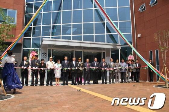 본문 이미지 - 남해소방서 준공식에서 관계자들이 축하 테이프를 자르고 있다.(경남도 제공)© News1 